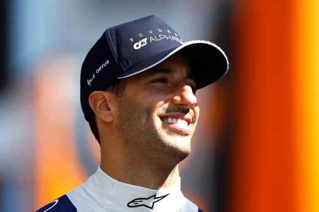 Daniel Ricciardo sonriente con la gorra de AlphaTauri