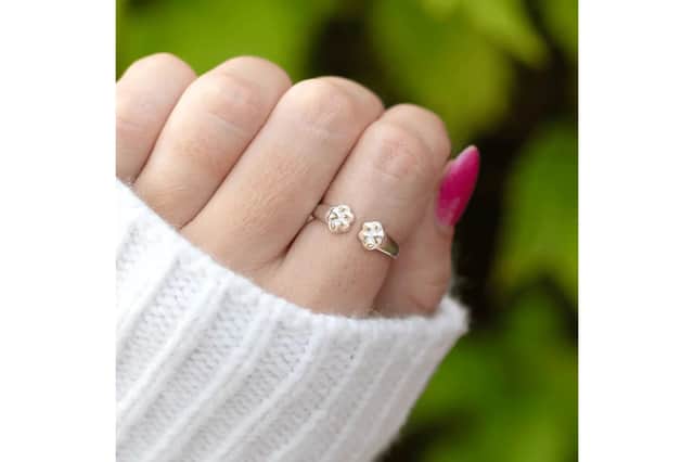 Paw hug ring