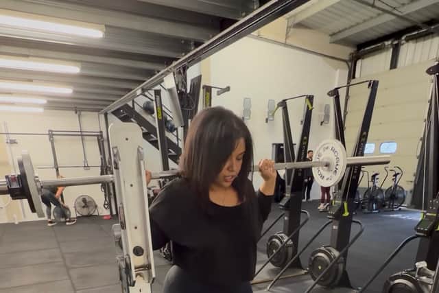 Marybeth squatting 35 reps of 35kgs 