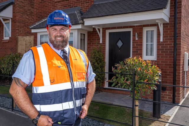 Cymon Robinson, Project Manager at Bellway’s Weavers Fields development in Desborough, has won a fifth Pride in the Job Quality Award.
