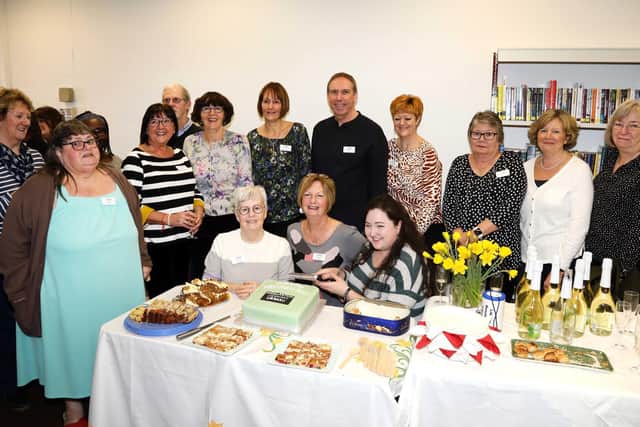 The volunteers cut the celebration cake