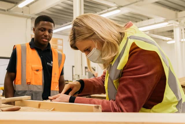 l-r Joshua Jiffur (Apprentice for Barratt Developments) sharing his knowledge of the trade with Justine Greening at the launch event for the Social Mobility Pledge