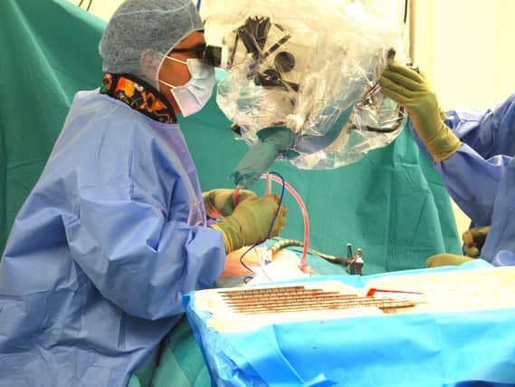 Purnajyoti Banerjee performing a minimally invasive ‘key hole’ discectomy
operation. Picture published with permission of patient.