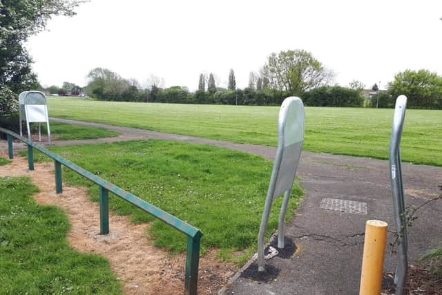 The inhibitors and diamond rail near Dale Avenue at the entrance to parkland between Shelley Road and Queensway
