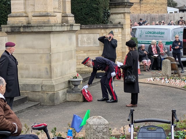 Remembrance Sunday in Wellingborough - Hundreds pay their respects at war memorial