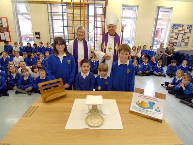 Kettering, St Mary's School, new altar blessed by The Bishop of Peterborough at the Ash Wednesday service. L-r Archdeacon of Northampton Christine Allsopp and Donald Allister Bishop of Peterborough with Jade Lewis, 11, and Reuben Mackinnes, 11 and Aaliyah Succo, 4, and Liam Newman, 4.
March 2011