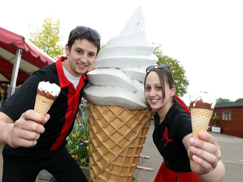 Kettering, Wicksteed Park, ice-creams at the ready for the hot weekend ahead.  l-r Frankie Weston and Jonny Griffiths  May 2010
