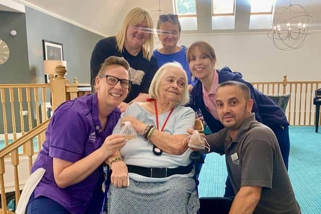 Gladys and her Daughter and Granddaughter with the Homes Head team leads.