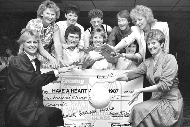 1987 WELLBOROUGH NETBALL COMMITTEE PRESENT CHEQUE TO ET APPEAL