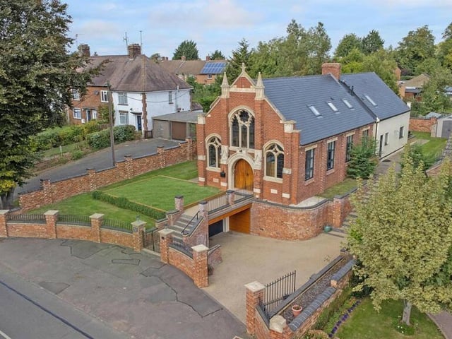 This converted chapel dates back to the twentieth century. The current owners built an extension in 2017.