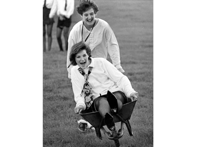 1987 FANCY DRESS WHEELBARROW RACES KETTERING