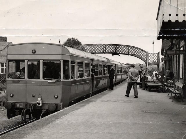 A diesel train at Rushden station in 1954