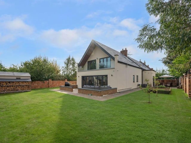 This converted chapel dates back to the twentieth century. The current owners built an extension in 2017.