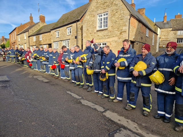 Geddington Volunteer Fire Brigade take on Northants Fire and Rescue:Geddington Boxing Day Squirt