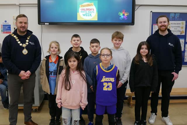 Cllt SKinner, Callum Sanderson and pupils at Millbrook Junior School.