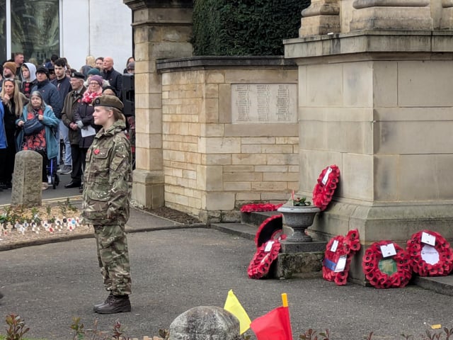 Remembrance Sunday in Wellingborough - Hundreds pay their respects at war memorial