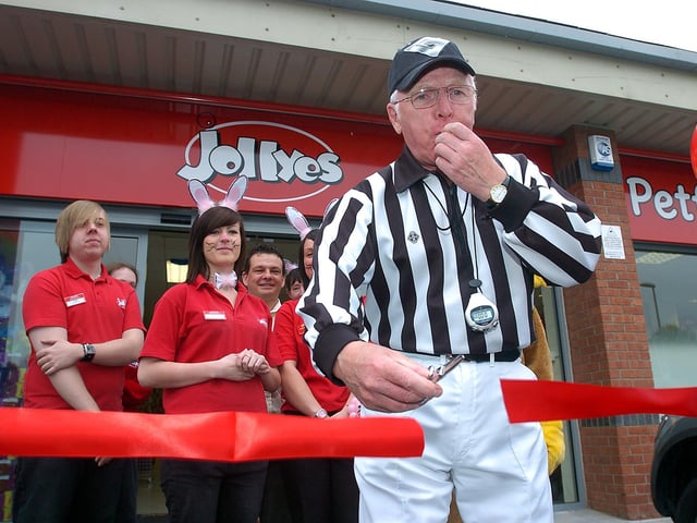 Gladiators referee John Anderson officially opens Jollyes Pet Shop in Kettering April 2009