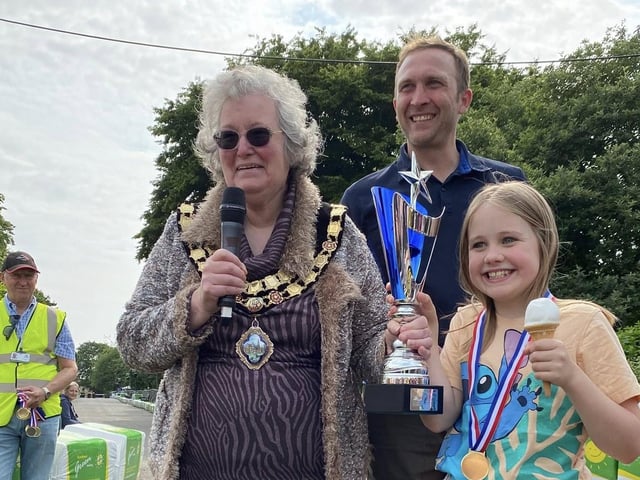 Rushden mayor Gill Mercer handing out the prizes