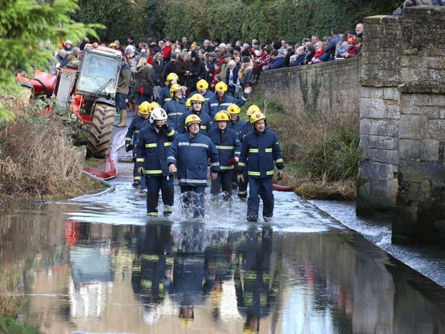 Geddington Volunteer Fire Brigade take on Northants Fire and Rescue:Geddington Boxing Day Squirt