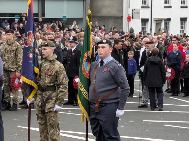 Remembrance Sunday in Wellingborough - Hundreds pay their respects at war memorial