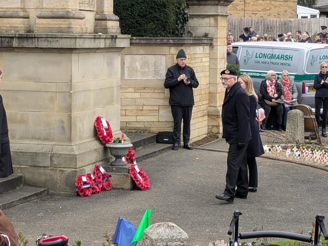 Remembrance Sunday in Wellingborough - Hundreds pay their respects at war memorial
