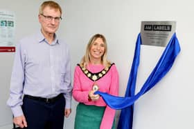The Mayor of Kettering unveiled a commemorative plaque at AM Labels Limited to mark the company’s 30th anniversary with Tony Mariani, managing director/IMG