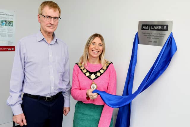 The Mayor of Kettering unveiled a commemorative plaque at AM Labels Limited to mark the company’s 30th anniversary with Tony Mariani, managing director/IMG