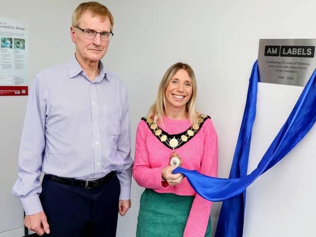 The Mayor of Kettering unveiled a commemorative plaque at AM Labels Limited to mark the company’s 30th anniversary with Tony Mariani, managing director/IMG