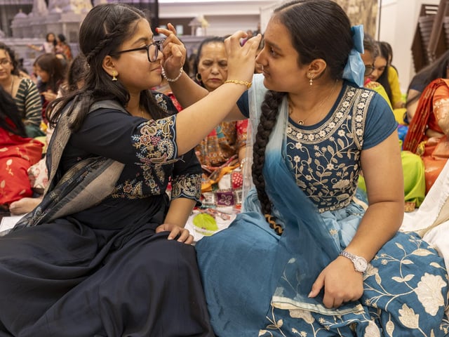 Hundreds Celebrate Diwali and Hindu New Year at BAPS Shri Swaminarayan Mandir in Wellingborough