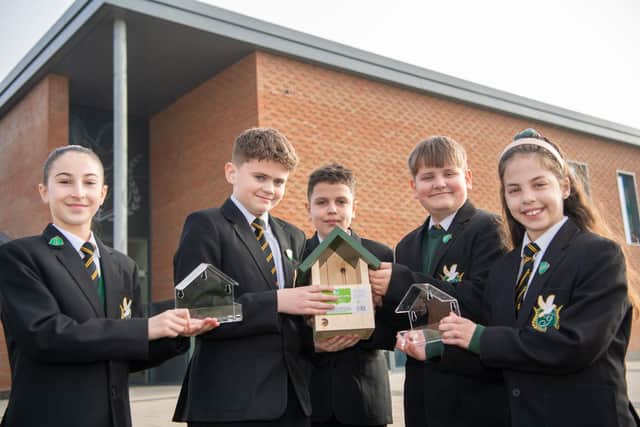 BN - SGB-20323 - Pupils from The Glenvale C of E Primary School with their new nestbox and feeders
