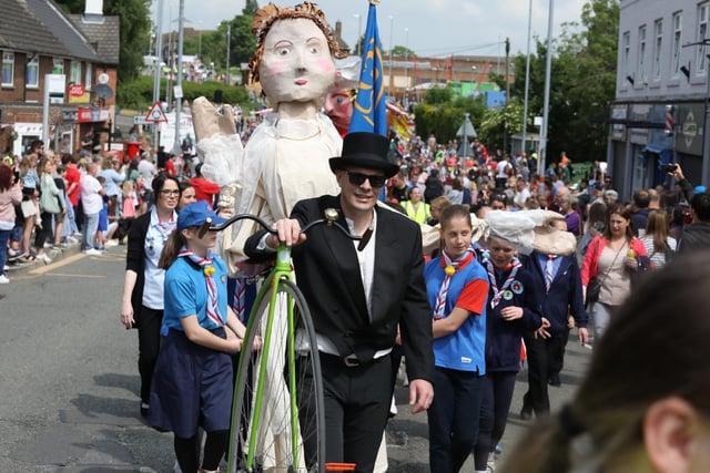 A Queen Elizabeth I puppet was carried by local Guides