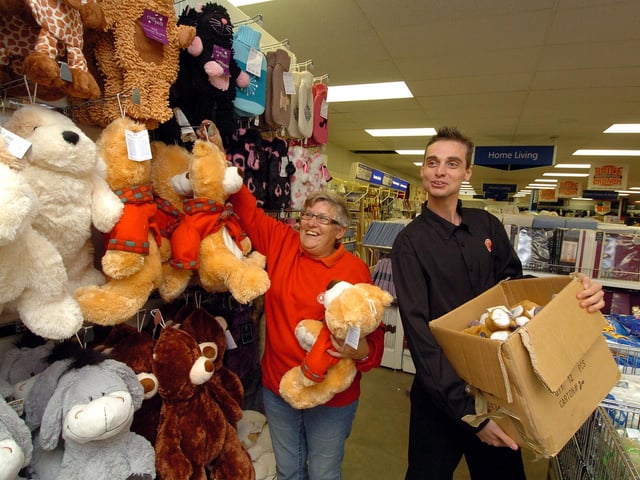 Kettering, QD Stores, preparations for store's opening  Jackie Purdie (shop assistant) and Paul Jones (assistant store manager) October 2009
