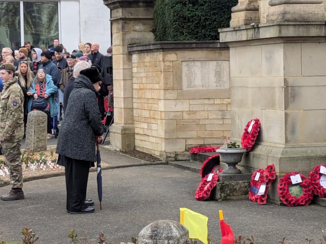 Remembrance Sunday in Wellingborough - Hundreds pay their respects at war memorial