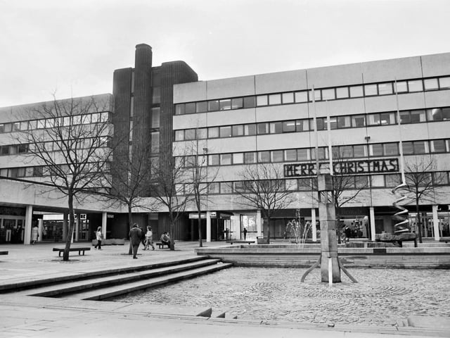 Douglas House, 1986