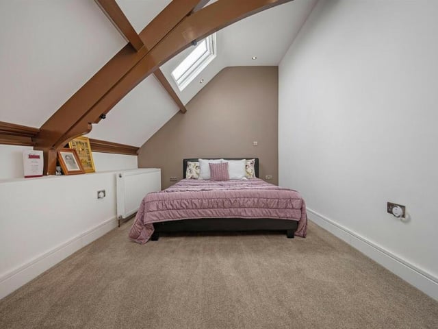 This converted chapel dates back to the twentieth century. The current owners built an extension in 2017.