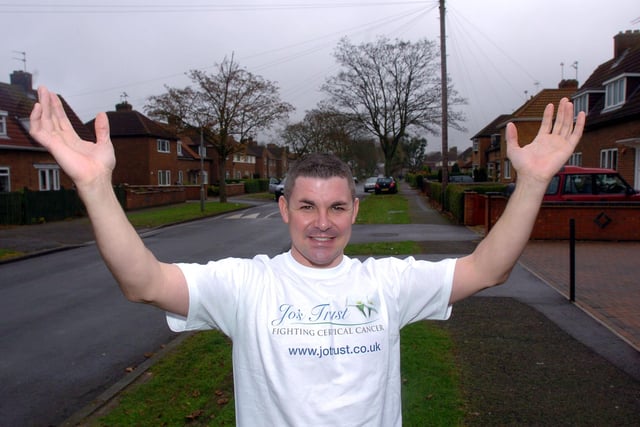 Darryl Hopkins running from Corby to Scunthorpe to raise money for cervical cancer charity November 2007