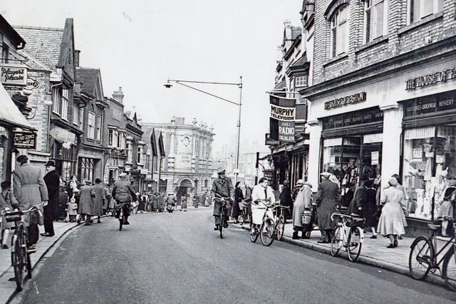 Post-war Rushden High Street, with two way traffic