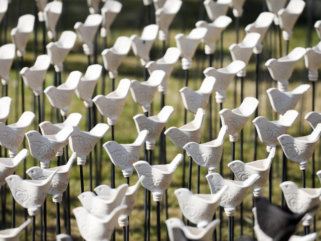 Art installation at Chester House for Cransley Hospice to mark the 25th anniversary of the Kettering hospice. 
Artist Louise Crookenden-Johnson creator of the 500 handmade pottery robins, unveiled by Lord Lt James Saunders Watson
Friday, June 16, 2023