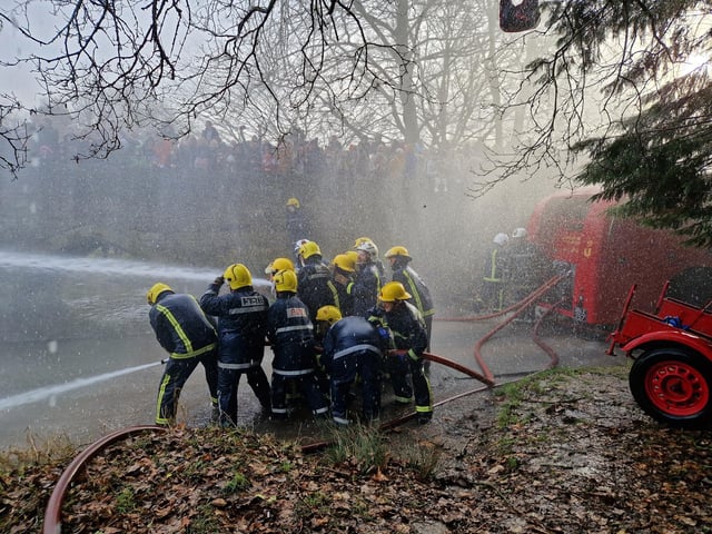 Geddington Volunteer Fire Brigade take on Northants Fire and Rescue:Geddington Boxing Day Squirt
