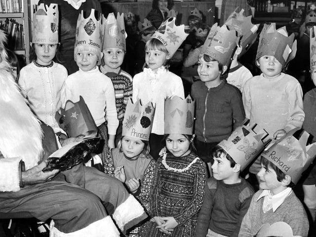 1982 CHRISTMAS PARTY HAVELOCK INFANTS DESBOROUGH Retro Christmas pictures from the 1980s:Christmas in the 1980s