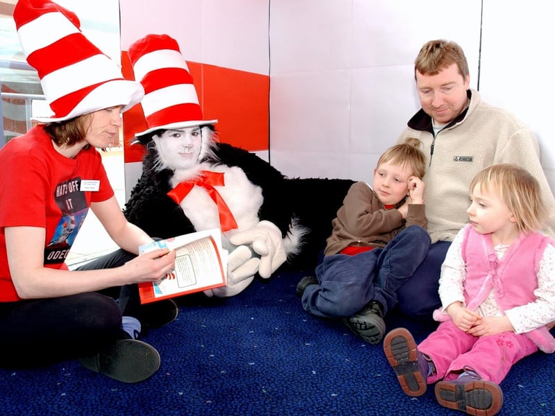 Kettering Odeon Cinema “The Cat in the Hat” story time: Kettering Library Team Leader Tracey Paddon, reads the, The Cat In The Hat, story to Chris Langford, and his children Connor,5 and Imogen,3.
Pic Kit Mallin. Saturday, 10 April 2004
: Retro special from the archive of the Odeon, Kettering
