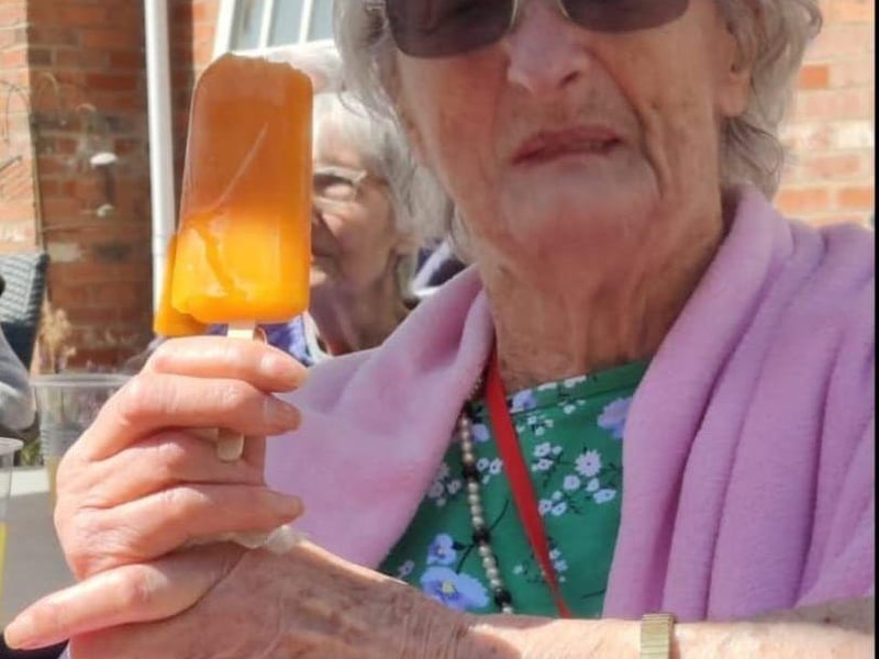 Brenda enjoying her Ice Lollies whilst listening to Vintage Ruby Performance