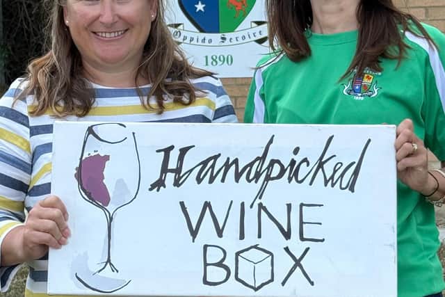 Becky Hewes (left) of Thrapston based Handpicked Wine Box meets their sponsored player Jo Thomas who plays for the Women’s Midweek Team. www.handpickedwinebox.com