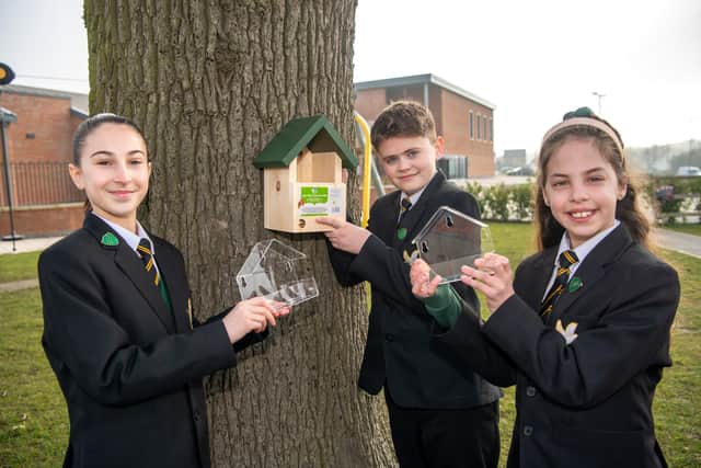 BN - SGB-20336 - Pupils from The Glenvale C of E Primary School holding the nestbox and feeders