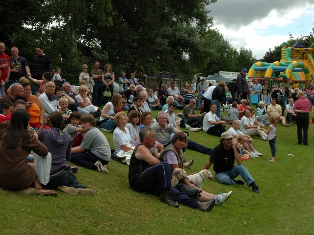 Corby Highland Gathering 2009: The crowd enjoys the piping