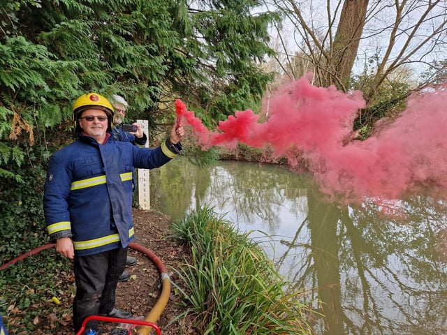 Geddington Volunteer Fire Brigade take on Northants Fire and Rescue:Geddington Boxing Day Squirt