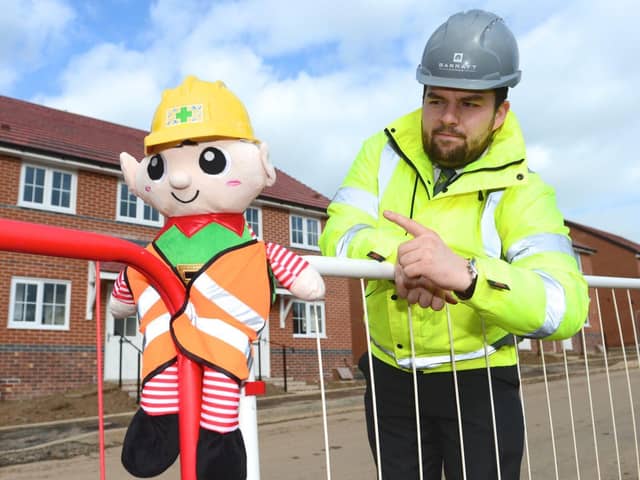 SGB_2338 Barratt Homes - A Site Manager with the elf on a development