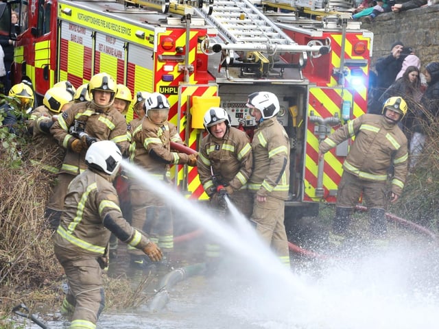 Geddington Volunteer Fire Brigade take on Northants Fire and Rescue:Geddington Boxing Day Squirt