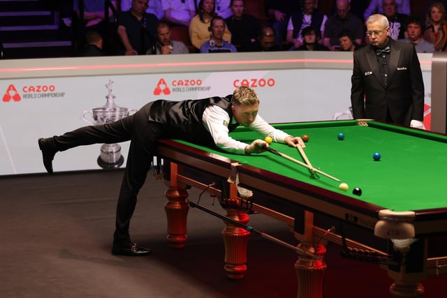 Kyren takes on a tricky shot in the World Snooker Championship 2024 final