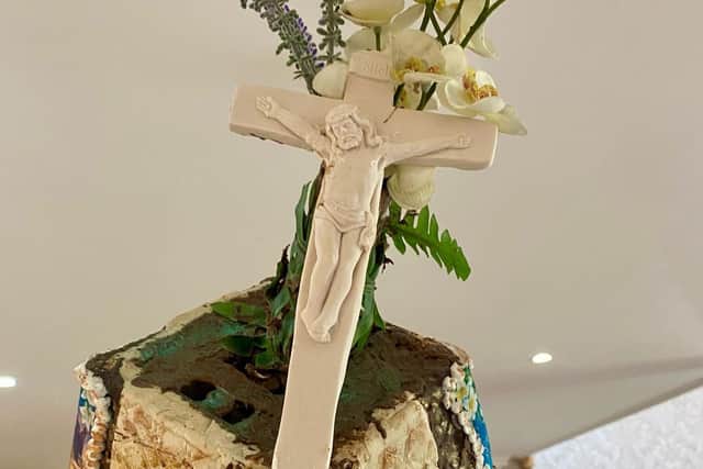The top of the Easter cake adorned Jesus on the Cross